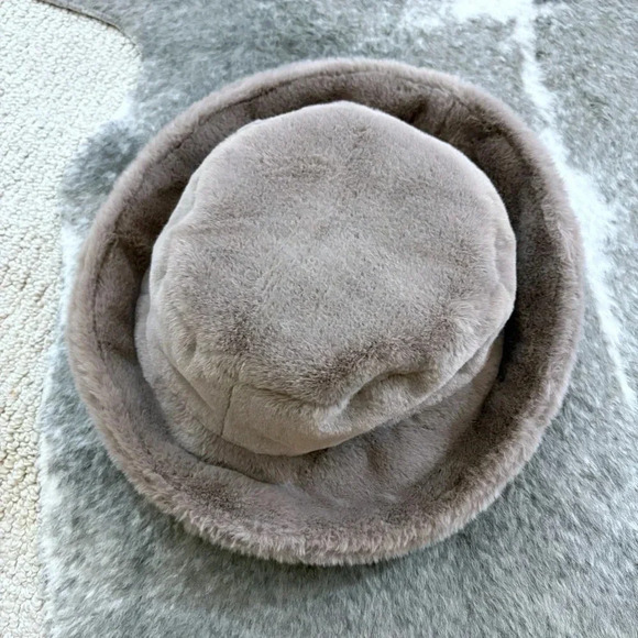Sprigs Reversible Faux Fur Sherpa Bucket Hat - Picture 9 of 13